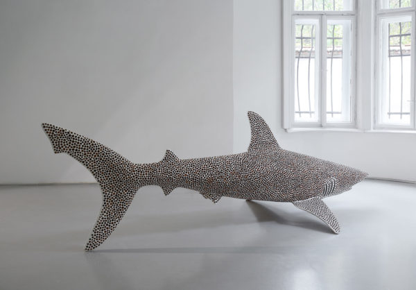 Žralok - socha - laminát - Michal Gabriel - v galerii v Trutnově