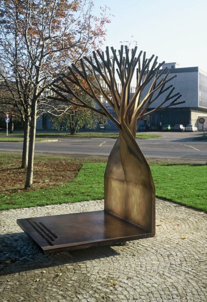 Michal Gabriel - Statue of professor Otto Wichterle - view of the finished and installed statue